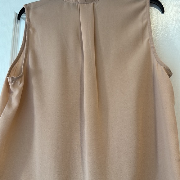 Hidden button front top with pleat on the back - Picture 4 of 6